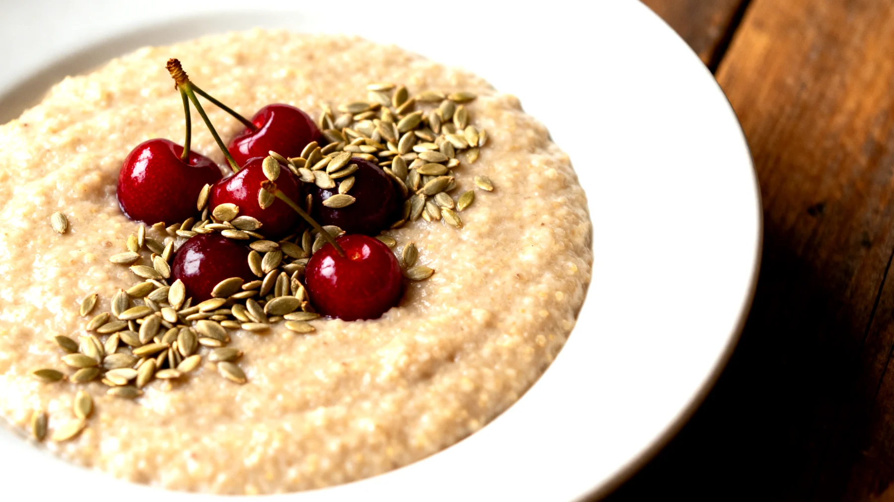 Amaranth-Porridge mit Hanfsamen und Sauerkirschen"