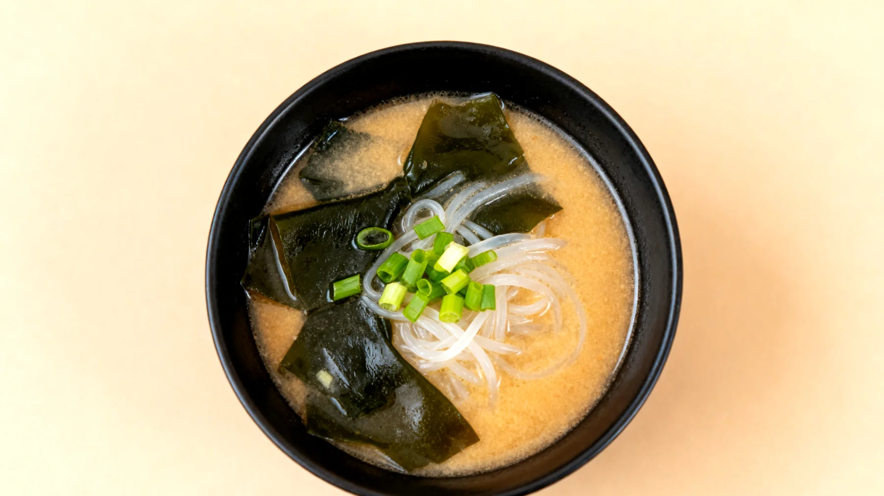 Miso-Suppe mit Wakame-Algen und Shirataki-Nudeln"