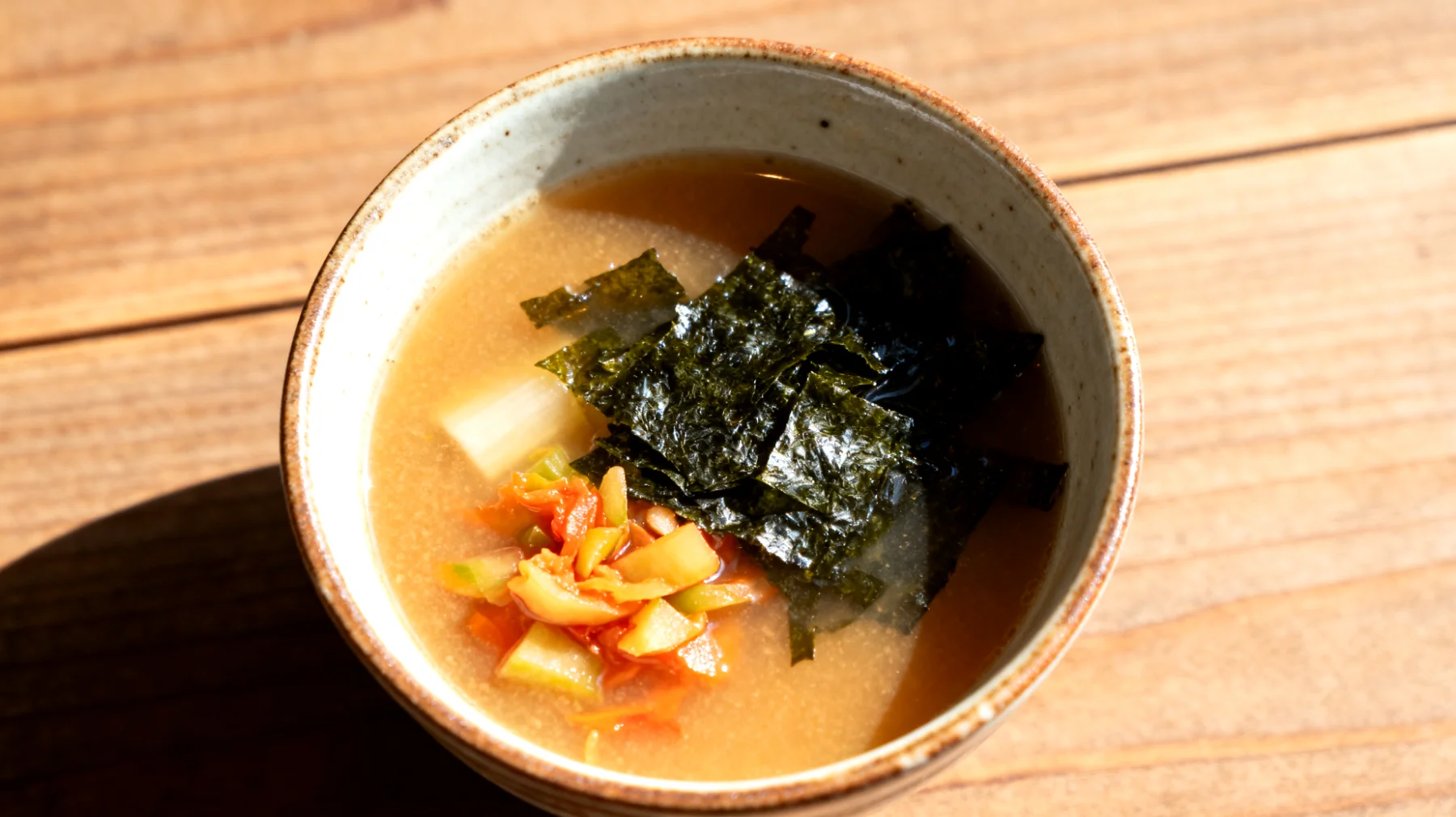 Miso-Suppe mit Wakame-Algen und fermentiertem Gemüse"